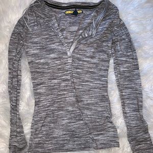 gray and white meshed long sleeve v-neck